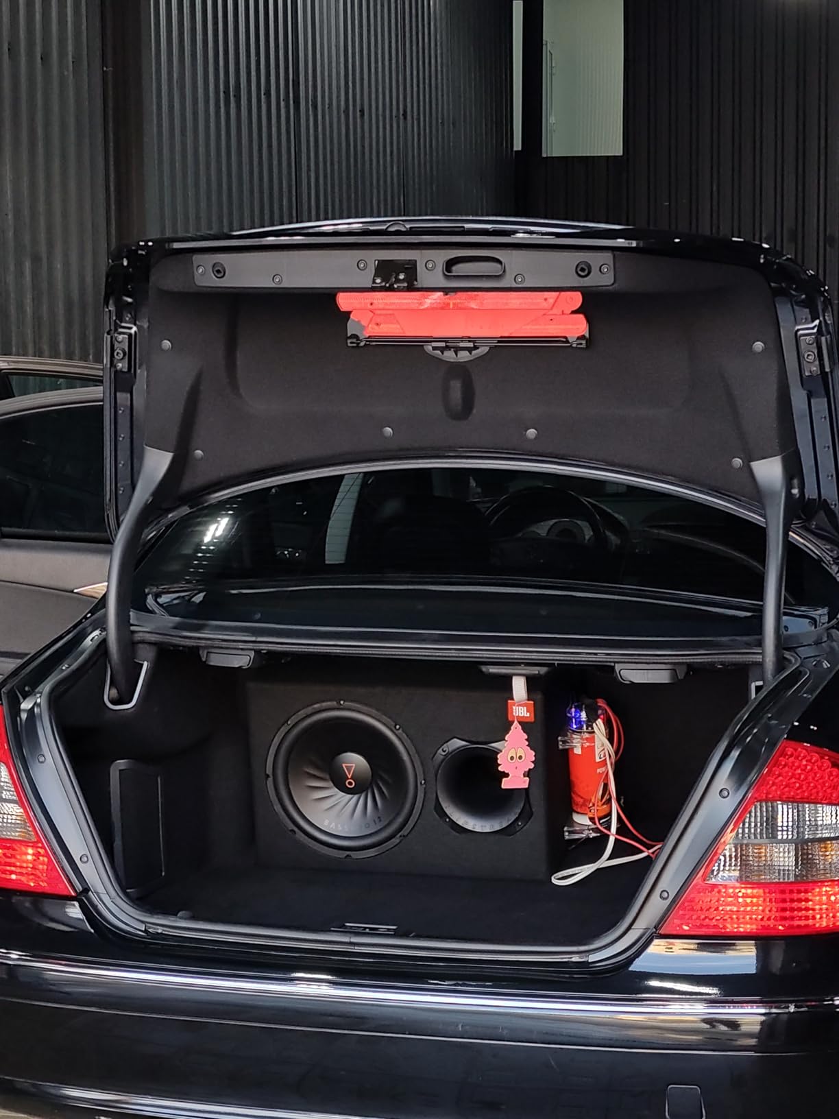 JBL SUBBP12AM - 12” amplified 12” Subwoofer with Sub Level Control, Black customer photo 2