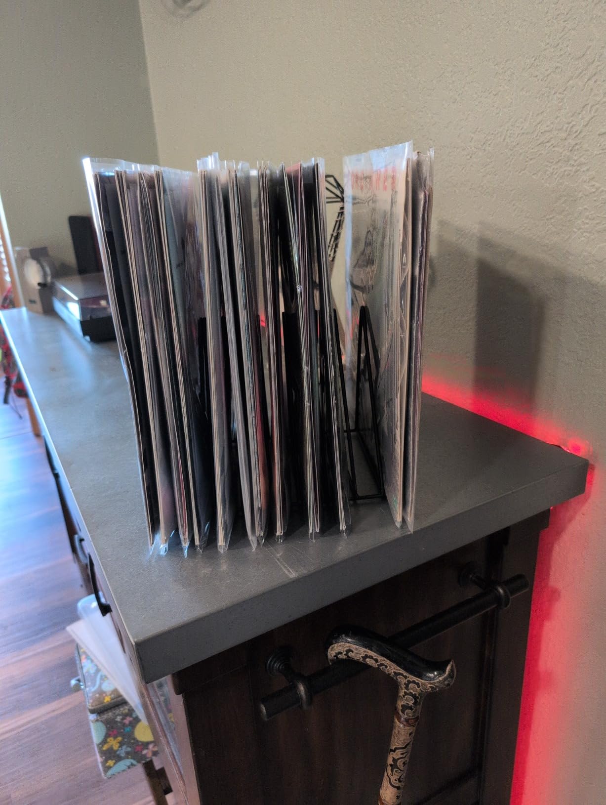 EASEPRES Vinyl Record Holder Storage, 9 Slot Metal Magazine Book Album Display Rack, Stylish Triangle Desktop File Sorter Organizer for Home Office, Black customer photo 1
