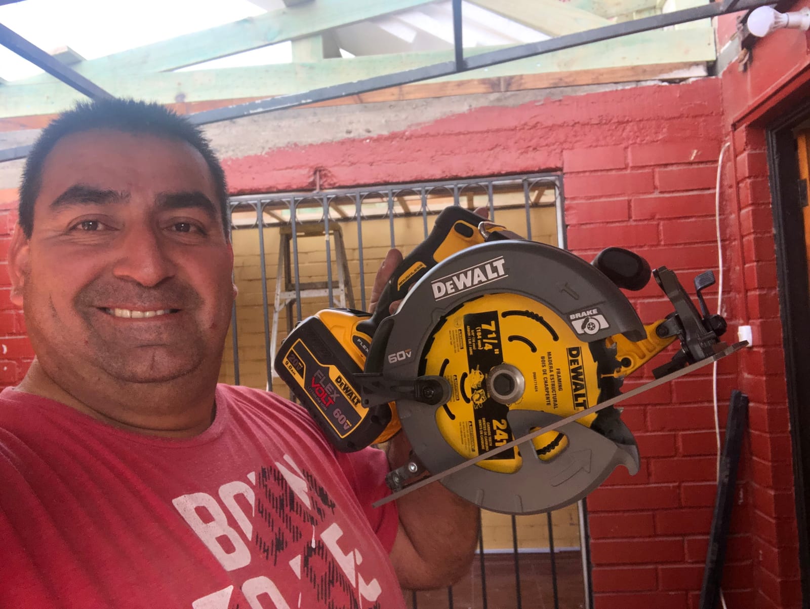 DEWALT FLEXVOLT 60V MAX* Circular Saw with Brake, 7-1/4-Inch, Tool Only (DCS578B) customer photo 1