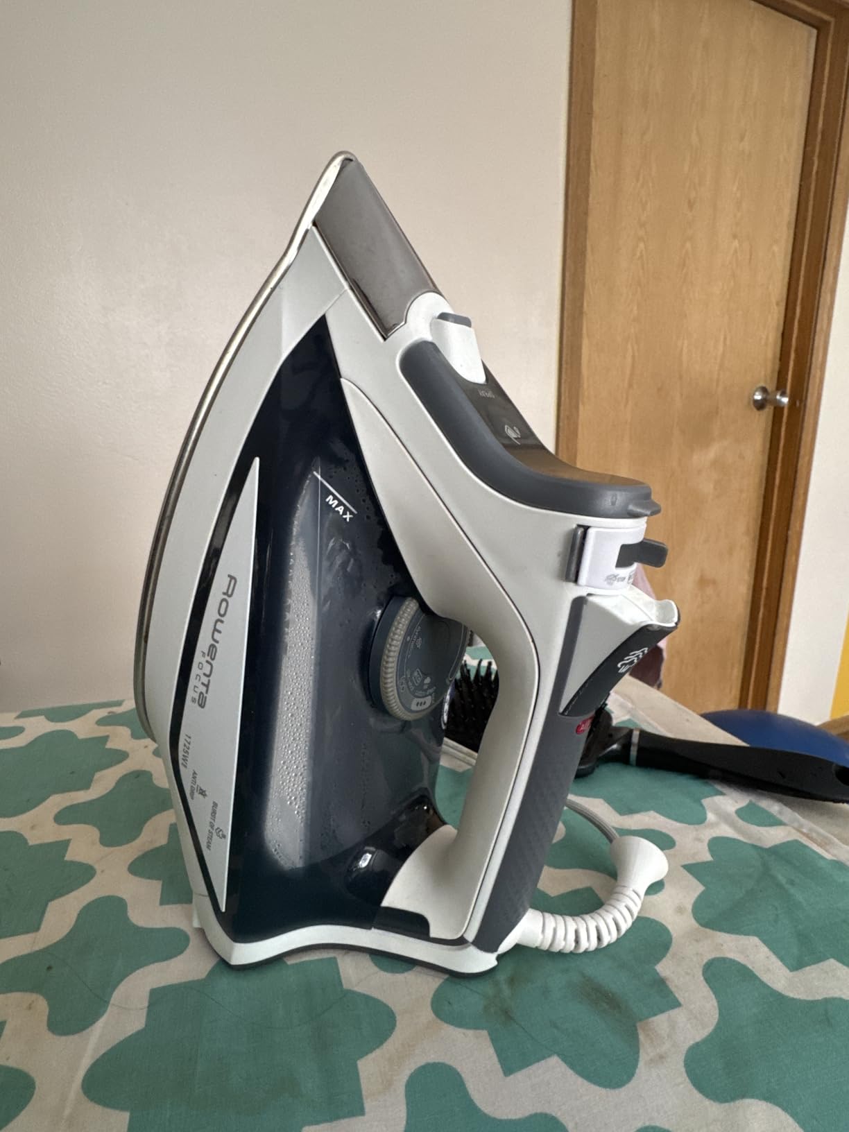 Rowenta Focus Excel Steam Iron for Clothes, Anti-Drip Protection, Iron Steamer for Clothes, 1725 Watts, DW5280, Grey customer photo 2