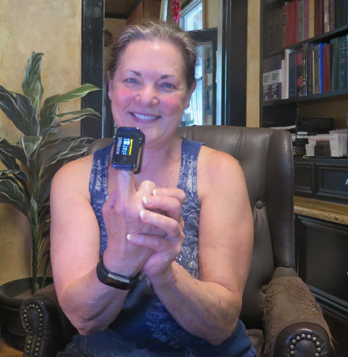 Santamedical Dual Color OLED Pulse Oximeter Fingertip Monitor (SpO2) customer photo 2