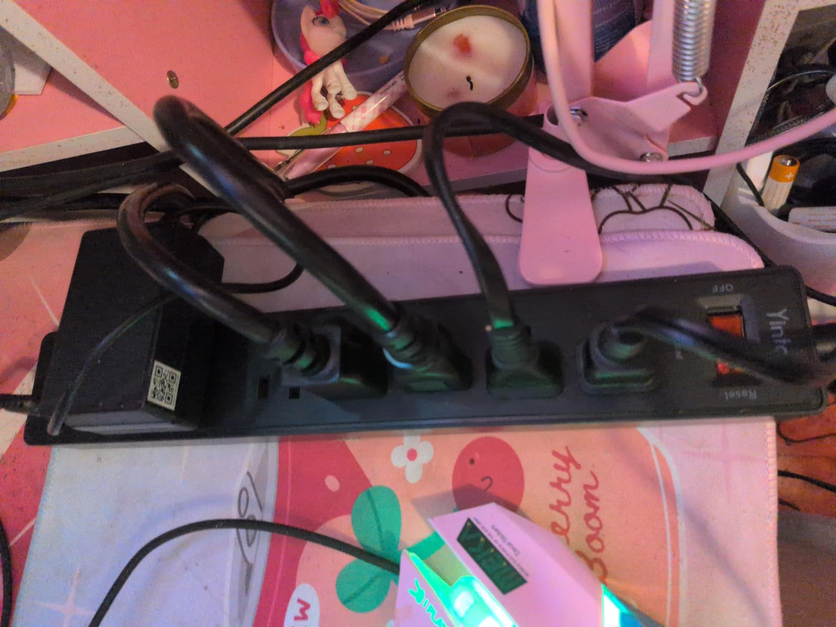 Yintar 6Ft Surge Protector Power Strip with 6 Outlets & 3 USB Ports, Black customer photo 2