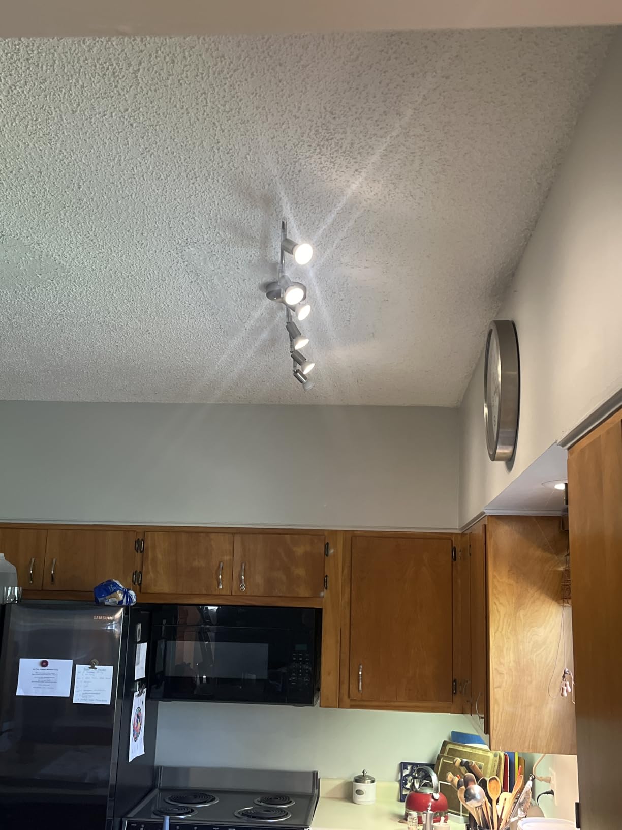 Ascher 4-Light LED Track Lighting Kit, Flexibly Rotatable Light Heads, 4 Way Ceiling Spotlight Matt Nickel Finish, Including 4 GU10 LED Bulbs (4W 400LM Daylight White 5000K) customer photo 1