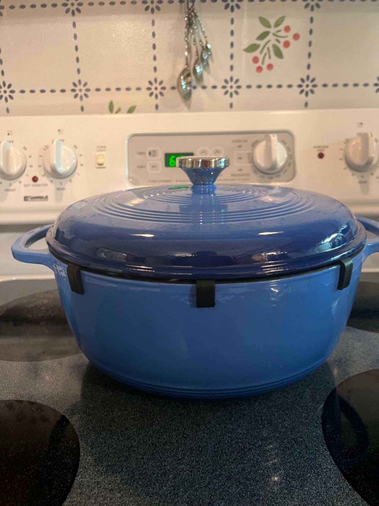 Lodge Essential Enamel Cast Iron Dutch Oven, 7.5 Quart, Indigo customer photo 2