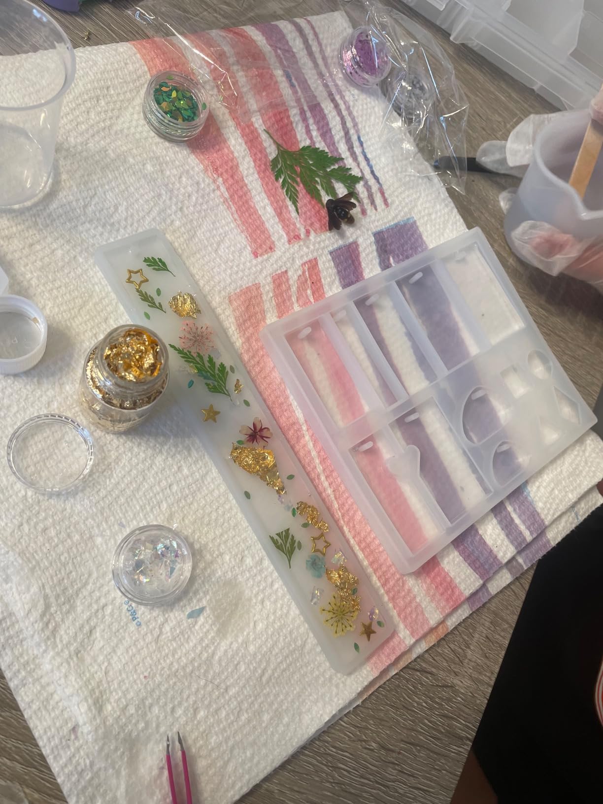 Piccassio Epoxy Resin Kit for Beginners – 208-Piece Jewelry Making & Craft Kit with Molds, Dried Flowers, Glitter & Tools – Complete Starter Set for Keychains, Bookmarks, Pendants & DIY Resin Art customer photo 2