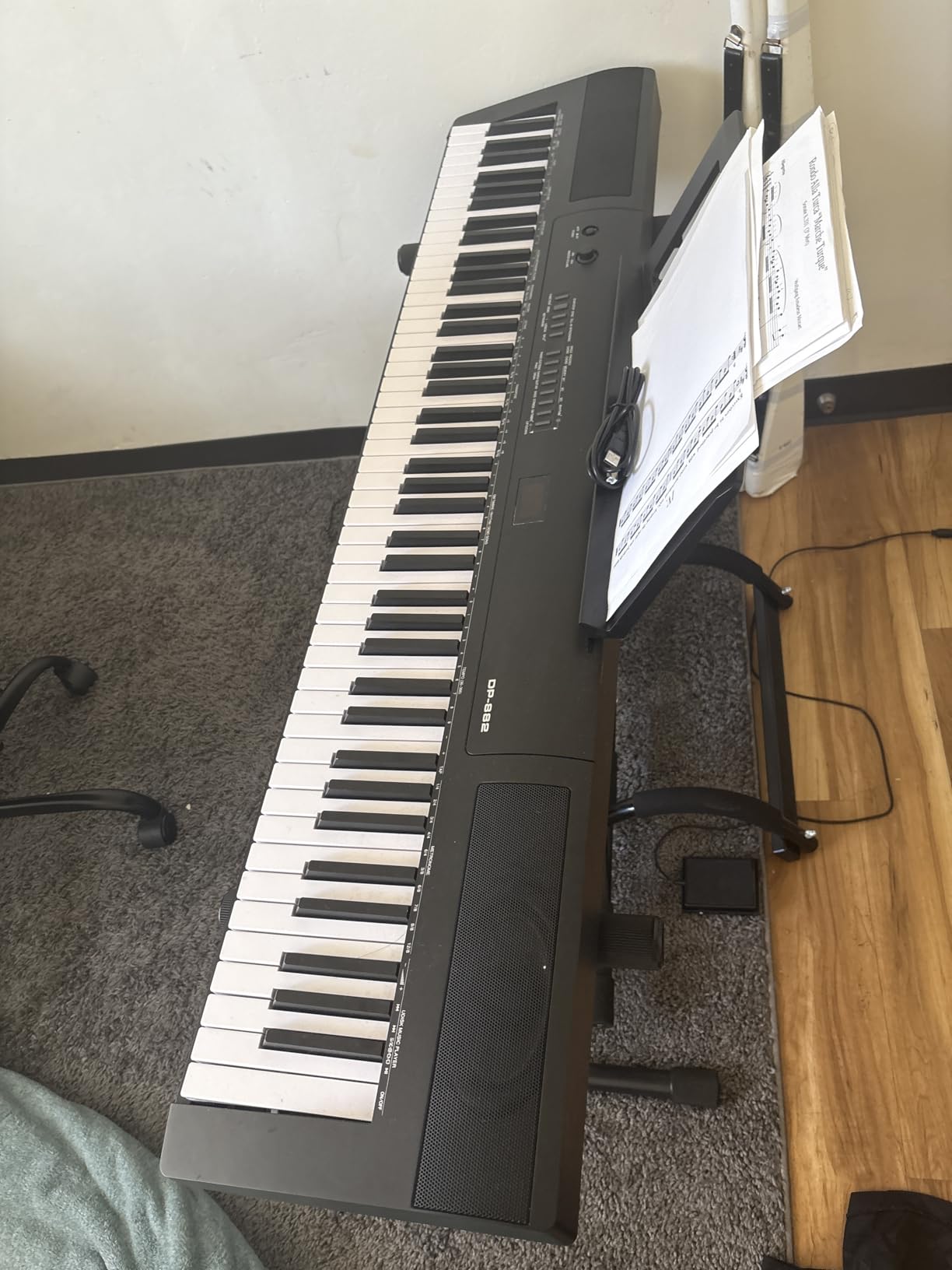 Amazon Basics Portable Electric Keyboard Piano with 61 Full Size Keys, Built-in Speakers, Songs for Learning, Digital Piano, Black customer photo 2