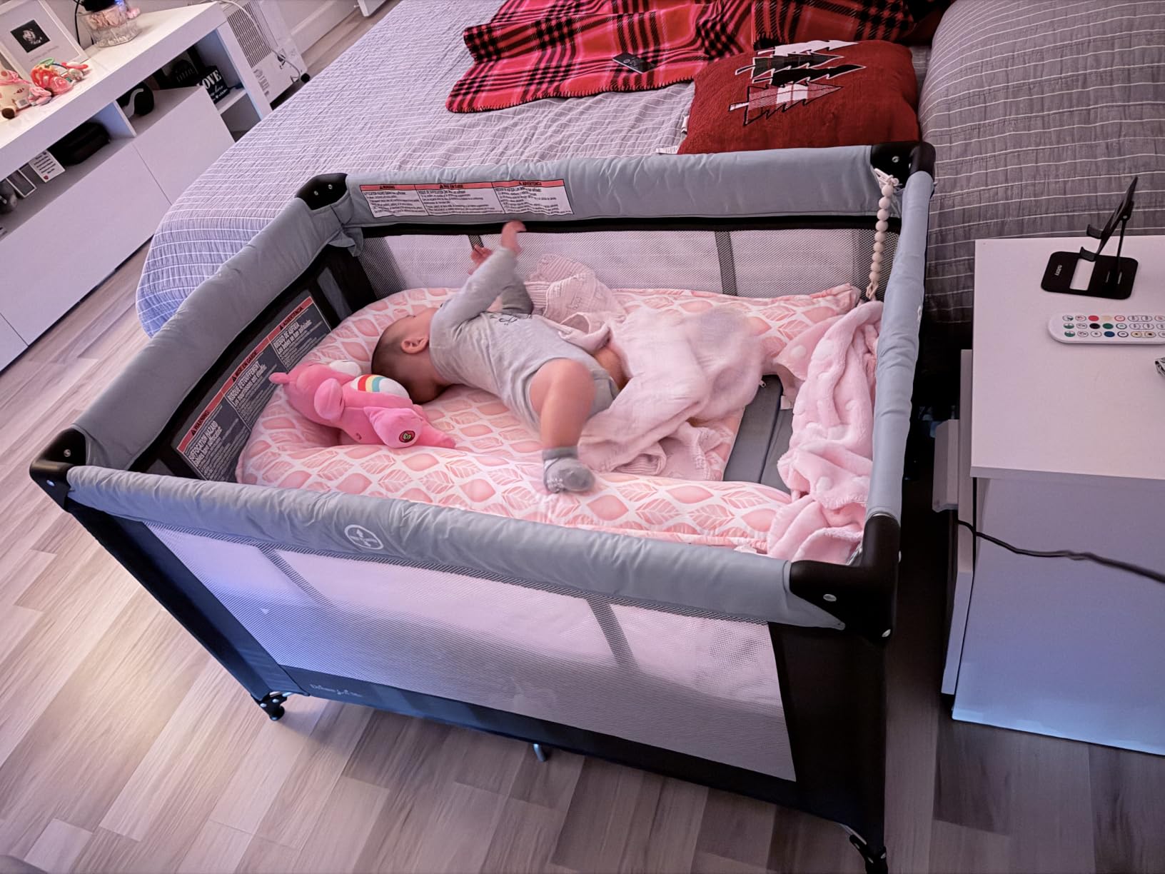 Dream On Me Zazzy Portable Baby Playard with Bassinet, Travel Carry Bag customer photo 2