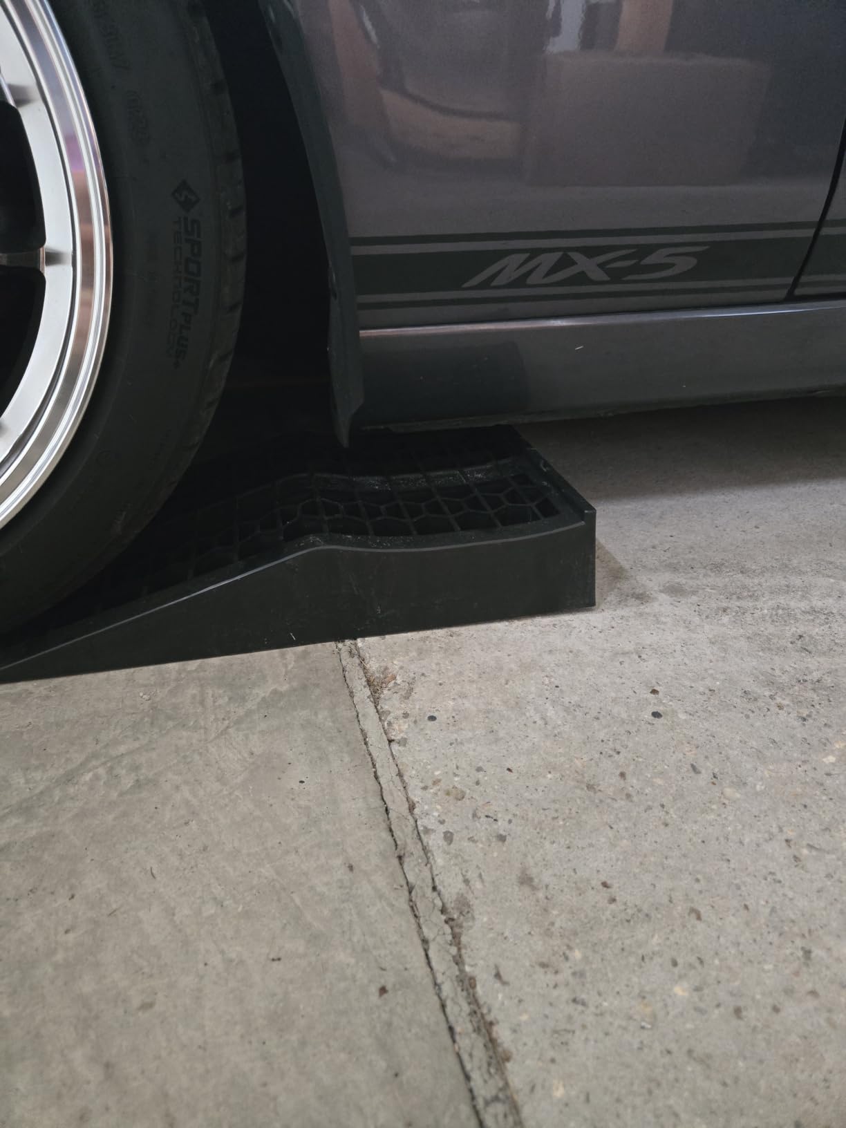 HOXWELL Car Ramps for Jack Support and Lift Vehicle Maintenance, Lightweight Low Profile Car Ramps for Garage, Heavy Duty Tire Ramps for Low Chassis Cars, 17.5''x10''x3.14'' (2PCS) customer photo 2