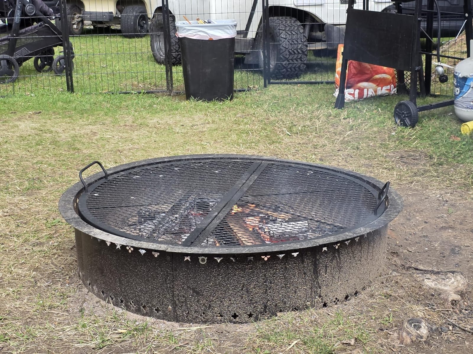 VEVOR X-Marks Fire Pit Grill Grate, Foldable Round Cooking Grate, Heavy Duty Steel Campfire BBQ Grill Grid with Handle and Support X Wire, Portable Camping Cookware for Outside Party, 36 Inch Black customer photo 1
