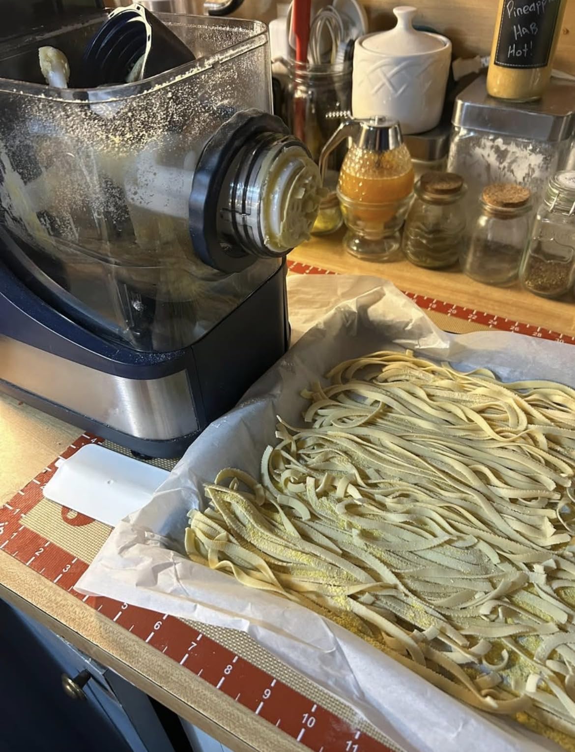 VEVOR Electric Pasta Maker, 150W Automatic Noodle Maker Machine with 8 Pasta Shapes, 4 Intelligent Modes, 500g Flour Capacity Pasta Maker Machine with Measuring Cups, Cleaning Brush for Home Kitchen customer photo 1