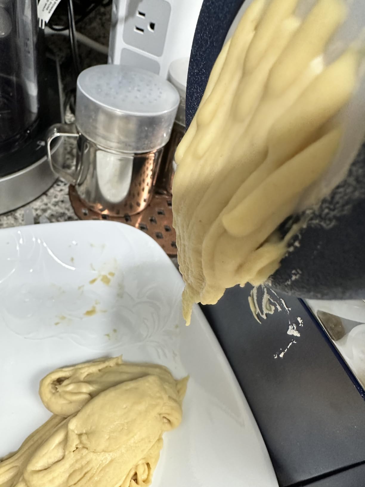 VEVOR Electric Pasta Maker, 150W Automatic Noodle Maker Machine with 8 Pasta Shapes, 4 Intelligent Modes, 500g Flour Capacity Pasta Maker Machine with Measuring Cups, Cleaning Brush for Home Kitchen customer photo 2