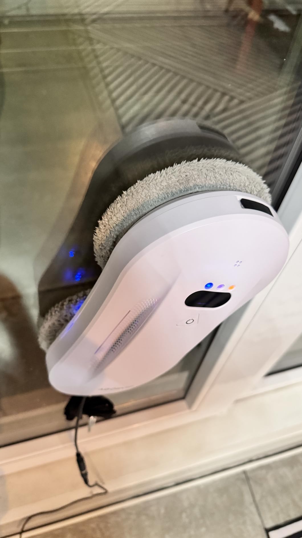 Window Cleaning Robot with Auto Water Spray & Smart Navigation, Automatic Window Cleaner Robot for Inside/Outside Glass with Triple Safety System, Edge Detection and Remote Control customer photo 1