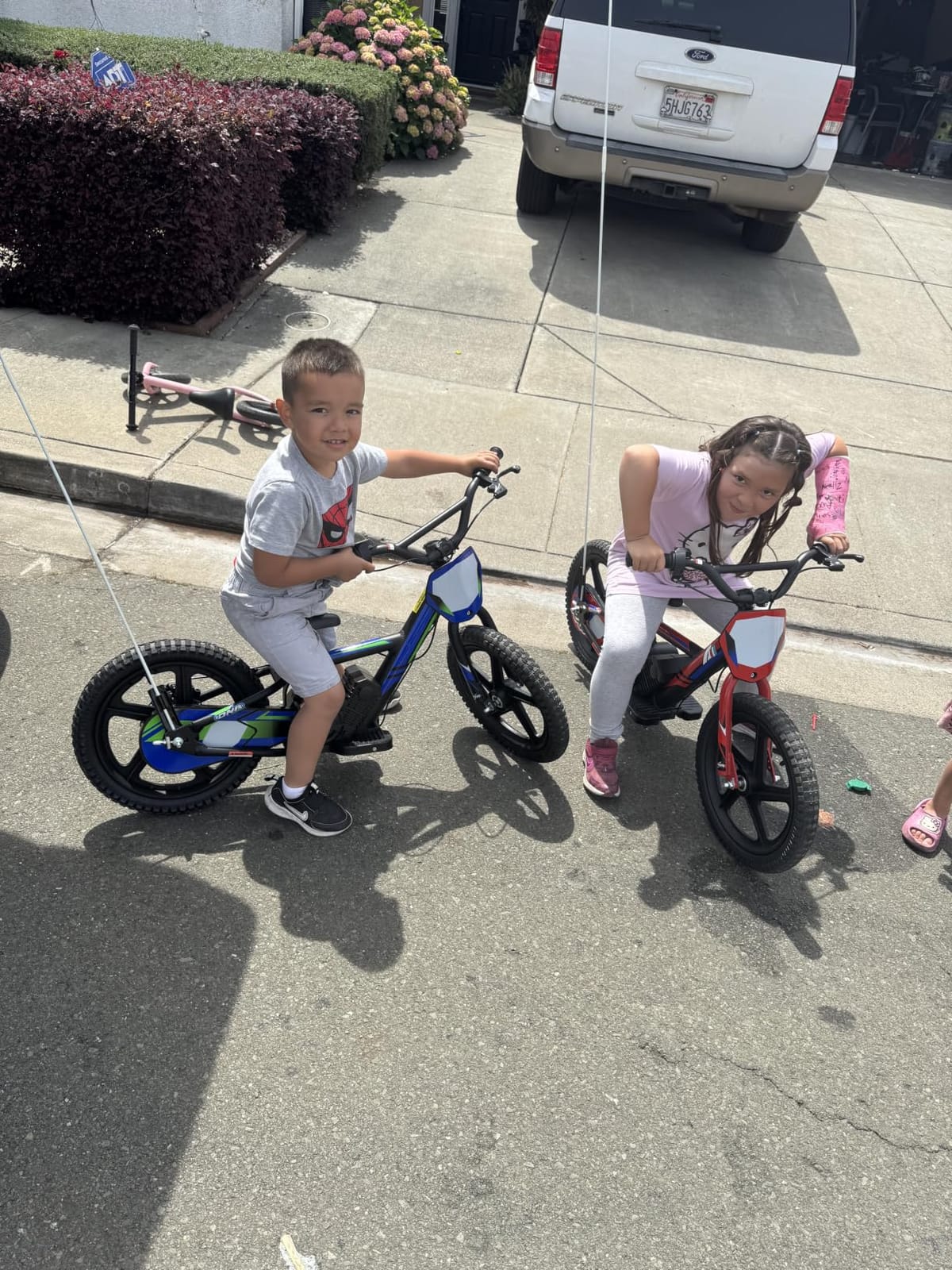 Lightweight Electric Dirt Bike for Kids, 170/340W Electric Motorcycle Up to 10/12MPH, 24V Detachable Battery, Hand-Operated Dual Brakes Electric Balance Bike for Ages 3-6/5-12 customer photo 2