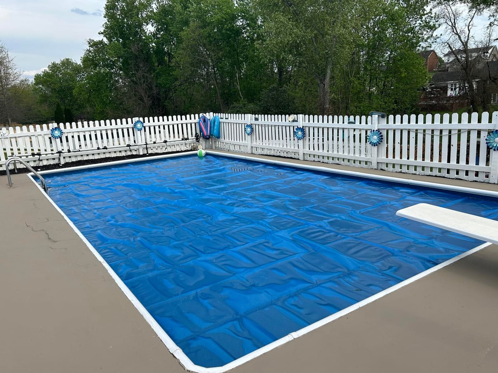 VEVOR Solar Pool Cover 32 x 16 ft, 16 Mil Rectangle Solar Blanket Blue customer photo 2