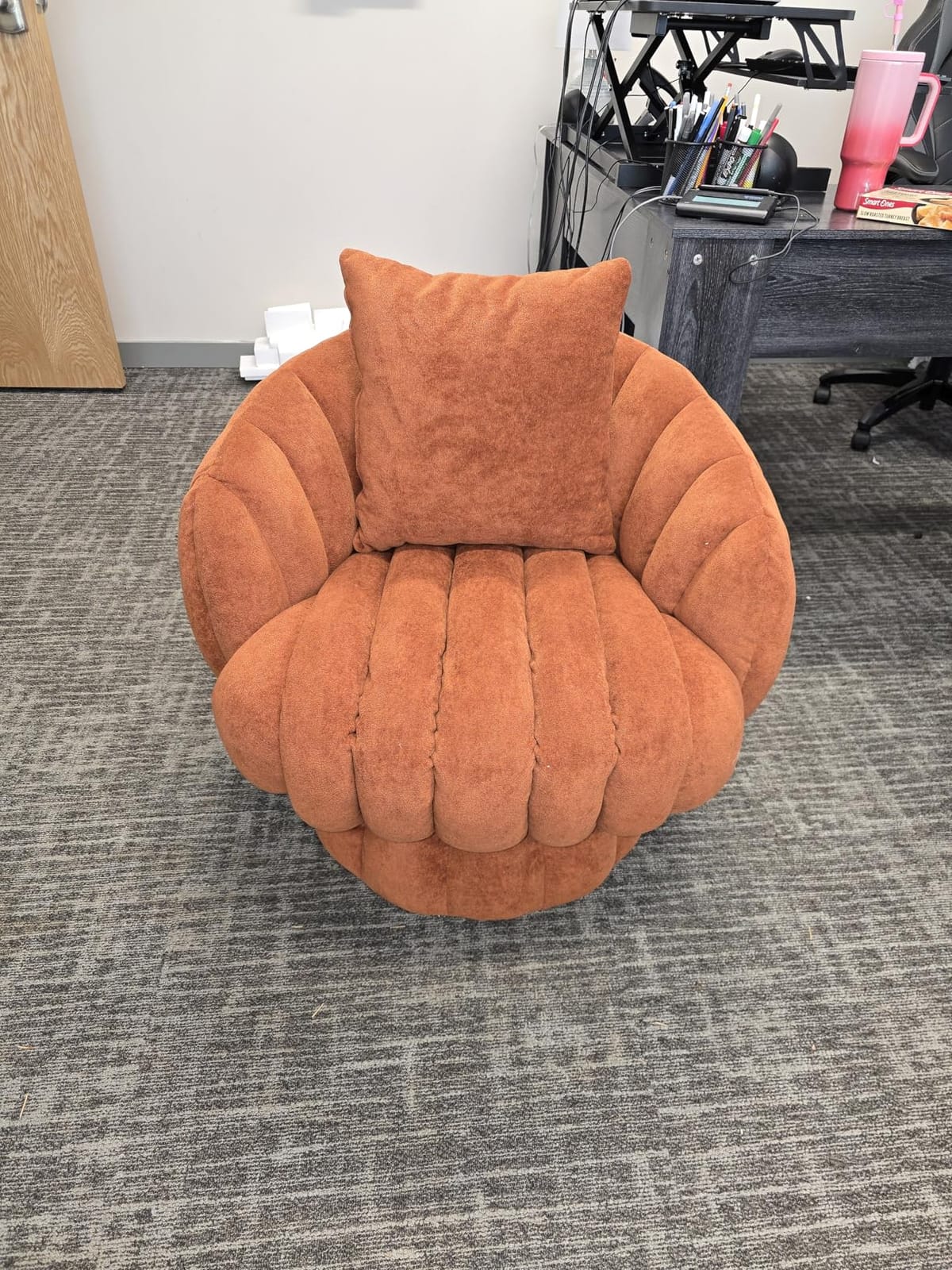 Mistpople Mid Century Modern 360 Degree Barrel Swivel Accent Sofa Chair,Fluffy Velvet Fabric Lounge Wide Upholstered Pumpkin Reading Chair, Round Cloud Armchair for Living Room,Bedroom,Vanity(Beige) customer photo 2