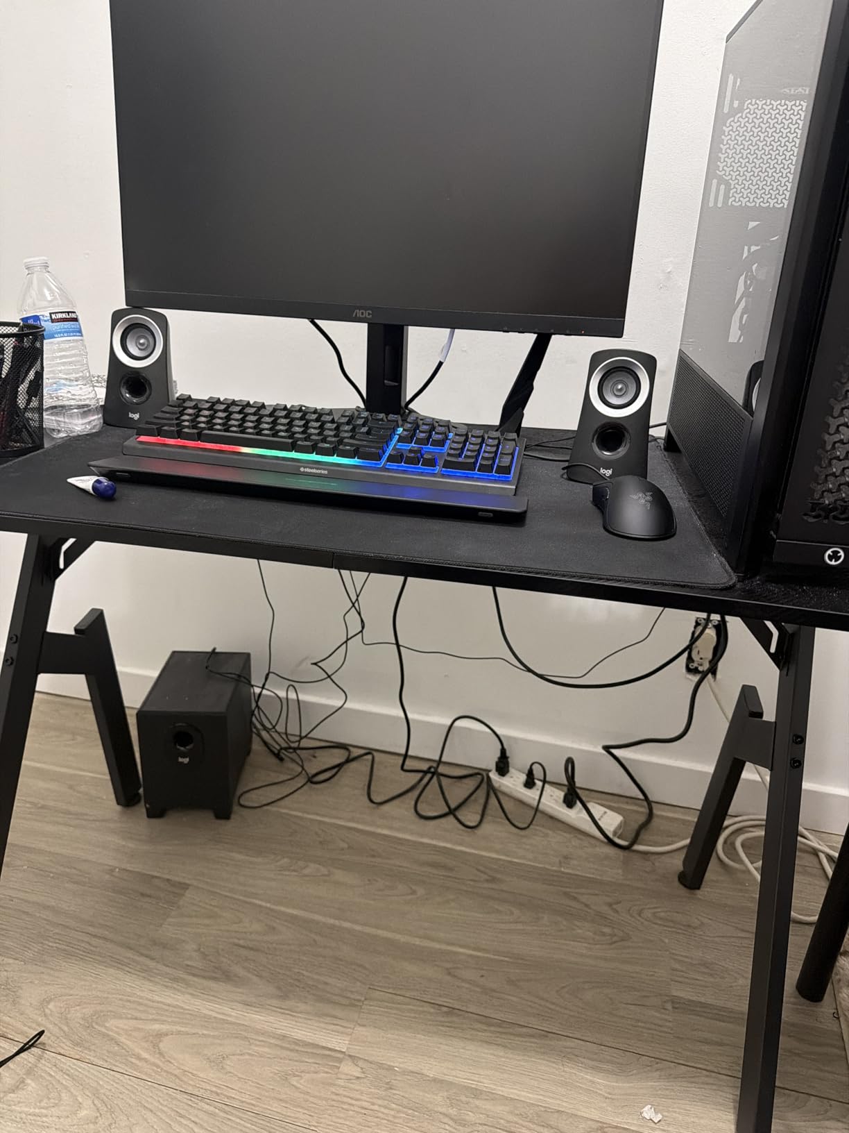 HLDIRECT 47 Inch A-Shaped Gaming Desk with Carbon Fiber Surface, Black customer photo 2