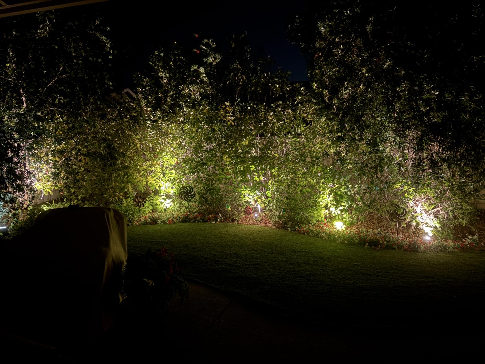 SUNVIE All-in-One LED Low Voltage Landscape Lighting Kit Dusk to Dawn 12PCS customer photo 1