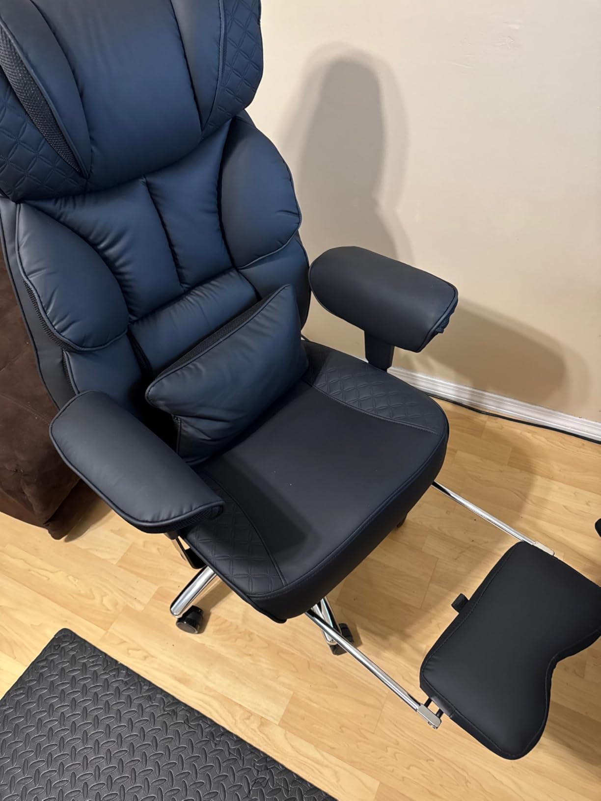 Office Desk Chair, Big and Tall Leather Gaming Chair with Footrest, Wide Ergonomic Comfy Executive High-Back Reclining Computer Chairs, Swivel Rolling Wheels and Padded Lumbar Support, Black Updated customer photo 2