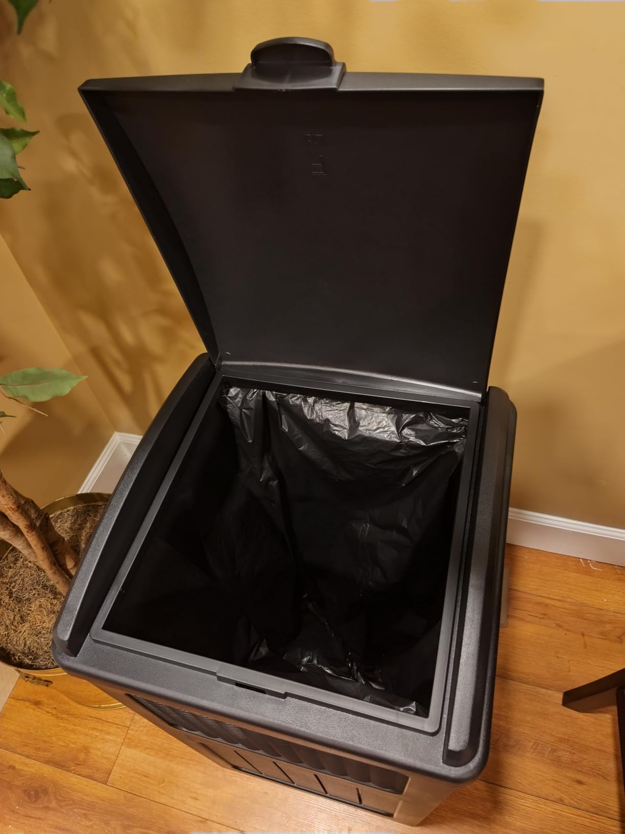 Greesum 33 Gallon Outdoor Trash Can with Lid, Waterproof, Dark Black customer photo 1