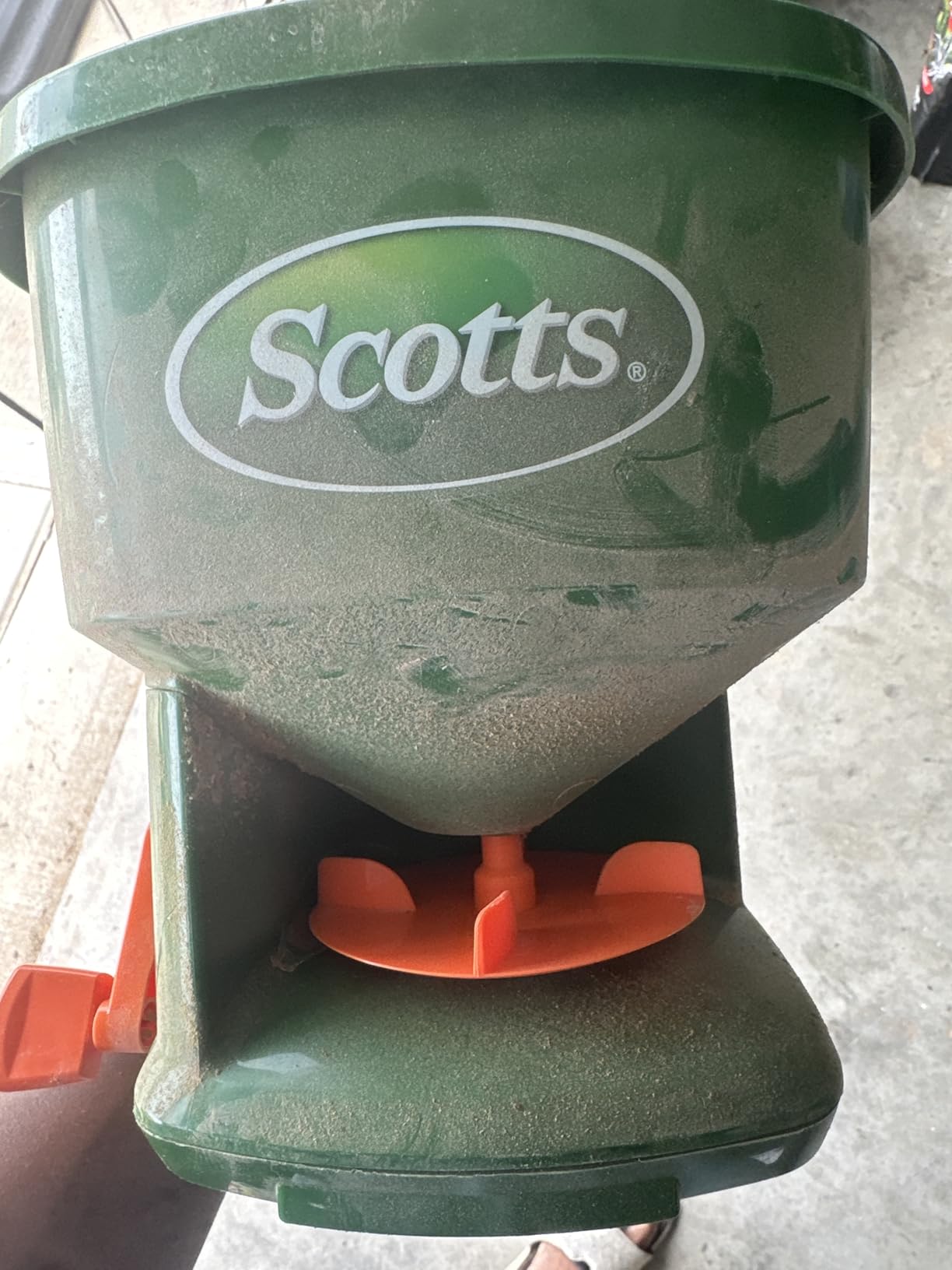 Scotts Whirl Hand-Powered Spreader customer photo 2