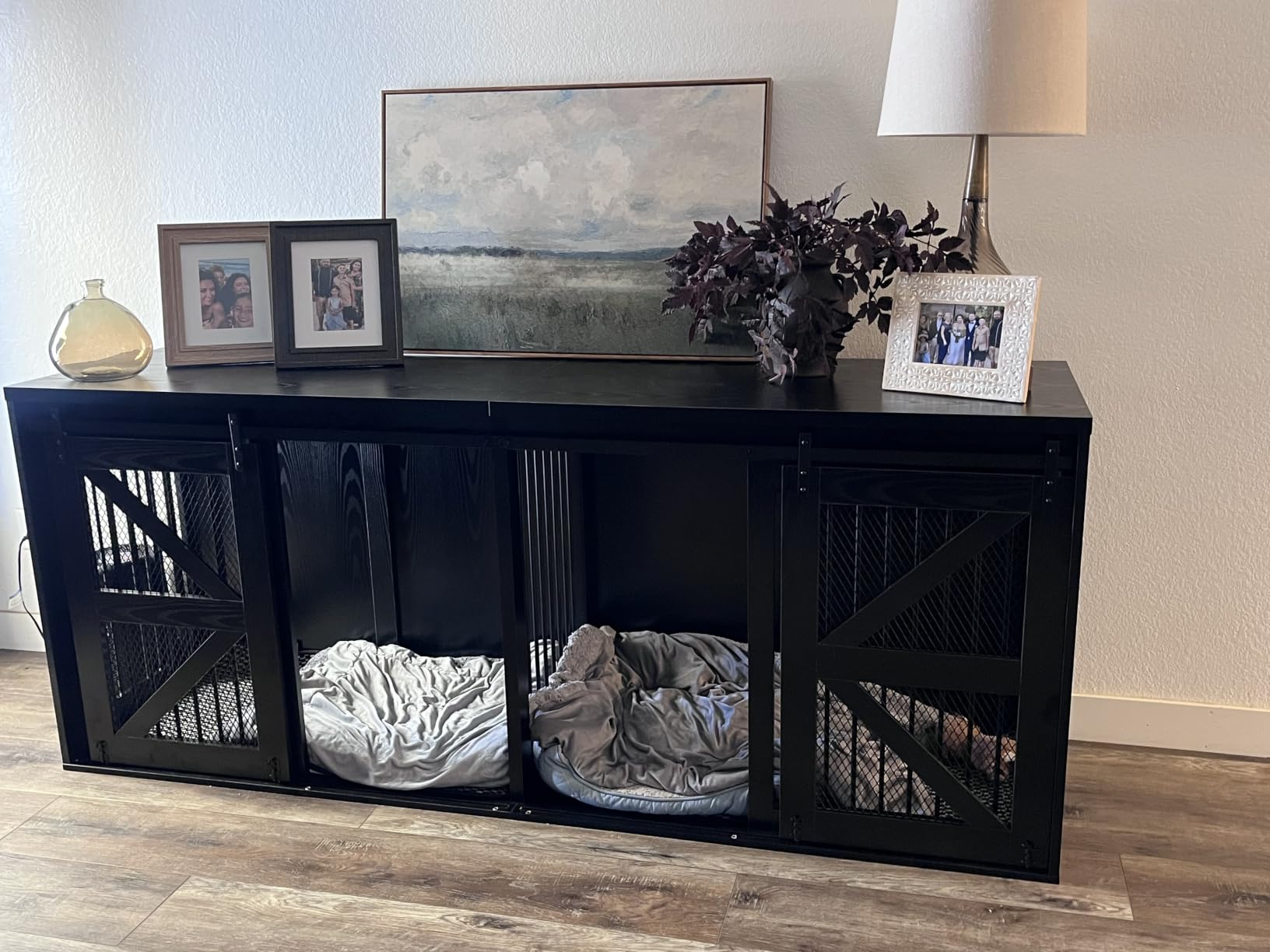jiteentarou87In Farmhouse Dog Crate TV Stand, Wooden Dog Kennel Furniture with Sliding Metal Mesh Barn Door, Large Dog Crate Furniture for 2 Dogs, Solid Metal Tube & 2 Lockable Doors, Wood Grain Black customer photo 1