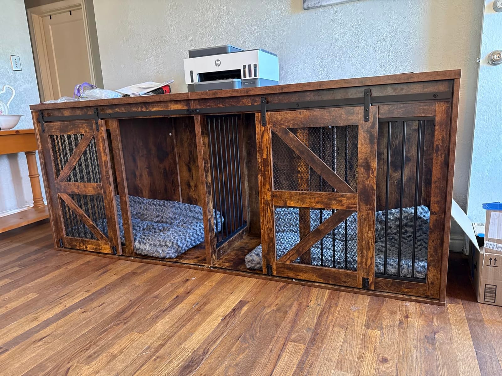 jiteentarou87In Farmhouse Dog Crate TV Stand, Wooden Dog Kennel Furniture with Sliding Metal Mesh Barn Door, Large Dog Crate Furniture for 2 Dogs, Solid Metal Tube & 2 Lockable Doors, Wood Grain Black customer photo 2