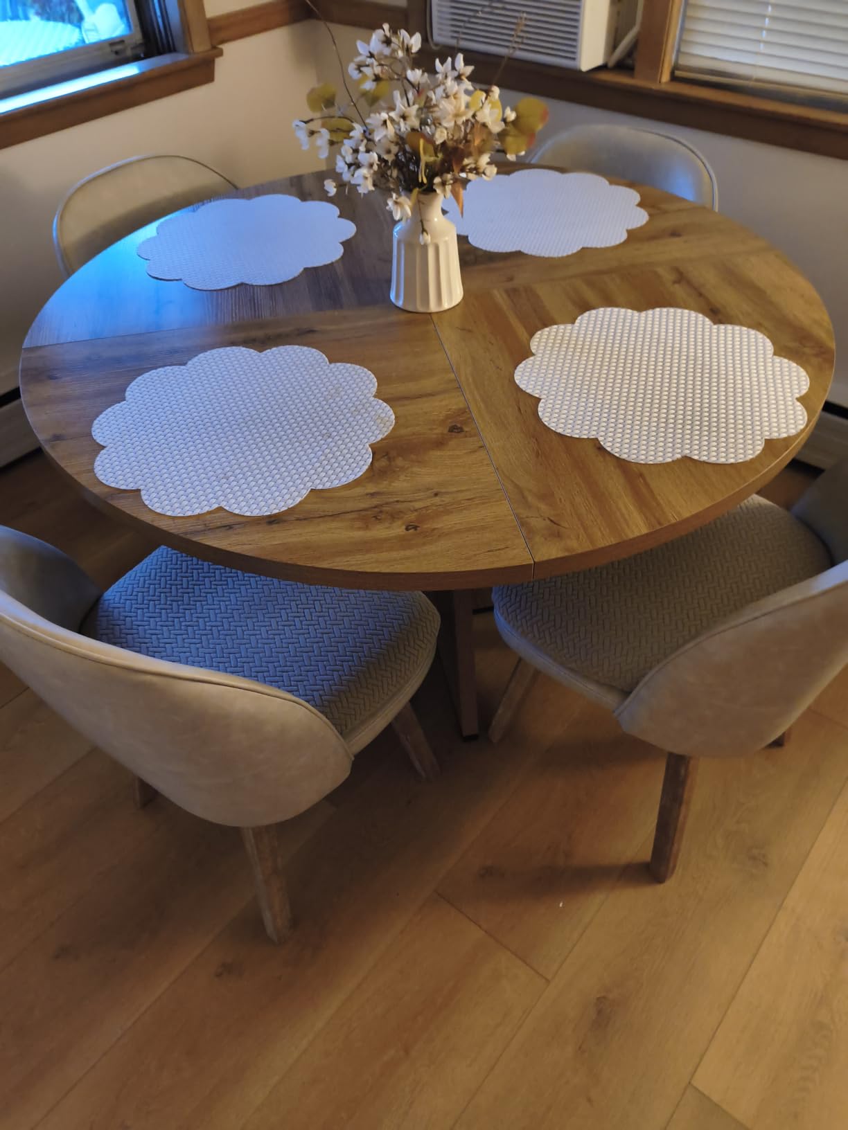 LITTLE TREE Round Dining Table for 4-6 People, 47 Inches Dining Room Table with Wooden Pedestal Base, Circle Kitchen Tables for Dining Room, Kitchen, Living Room, Oak customer photo 1
