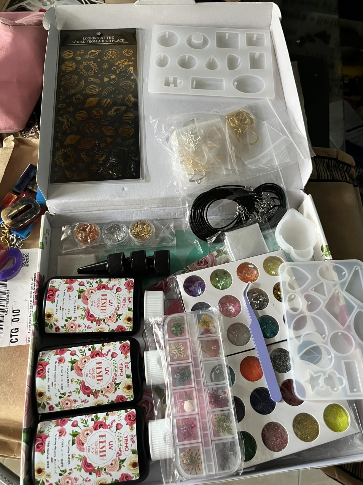 YIEHO 300g UV Resin Kit with Light and Molds, Upgraded Crystal Clear Hard UV Curing Premixed Resin Starter Jewelry Making Kit for DIY Keychain, Earring and Necklace customer photo 2