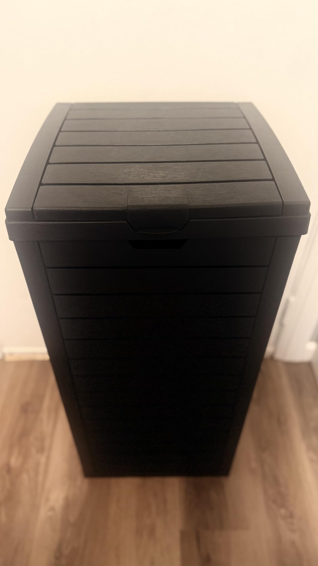 Outdoor Trash Can with Lid, Waterproof Plastic Outdoor Garbage Can with Drip Tray,Large Trash Can Outside for Patio, Garage, Pool, Garden, Backyard & Deck, Black (31 Gallon) customer photo 1