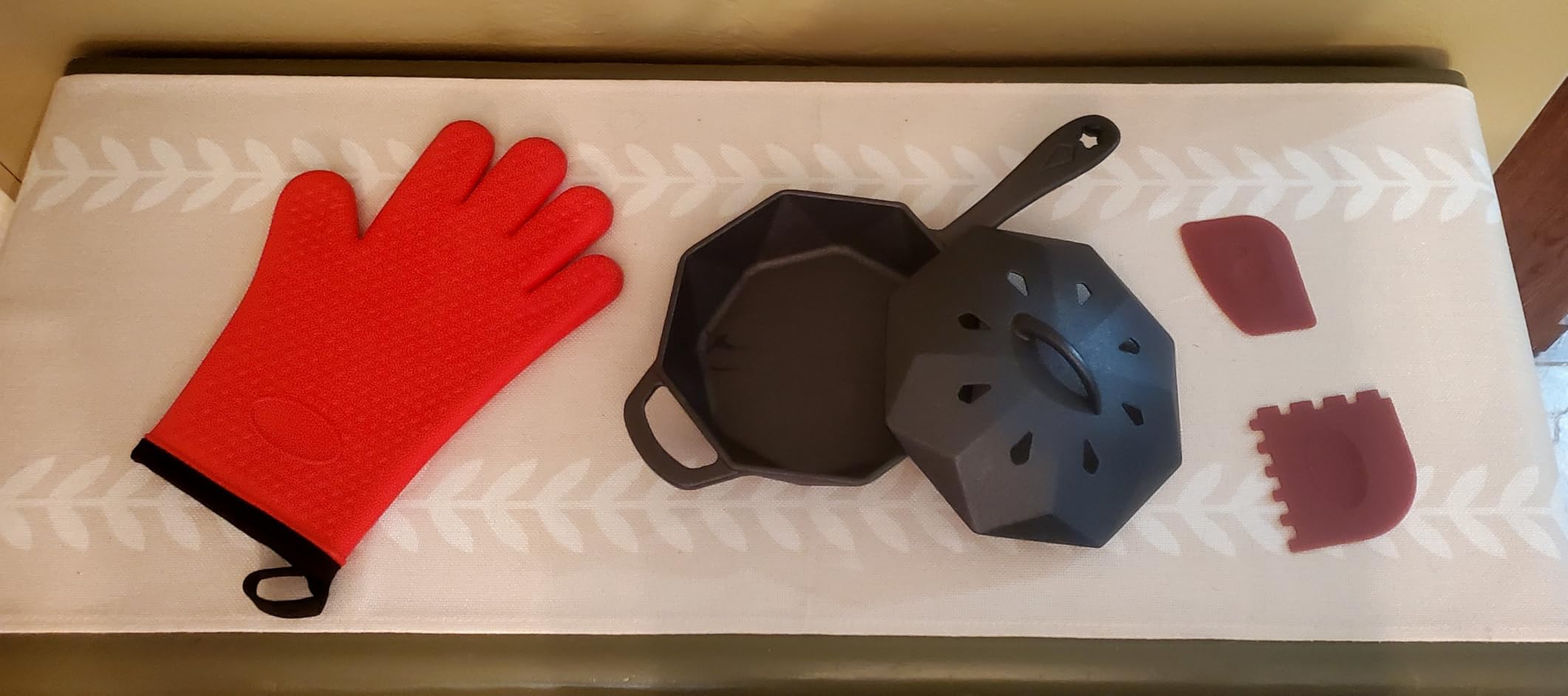 Cast Iron Skillet with Lid Pre-seasoned Cast Iron Pans, Smoker Box for Open Fire, Oven, Stovetop, Grill Safe Cookware Set +Scraper/Cleaner+Silicone Anti-Scalding Gloves customer photo 2