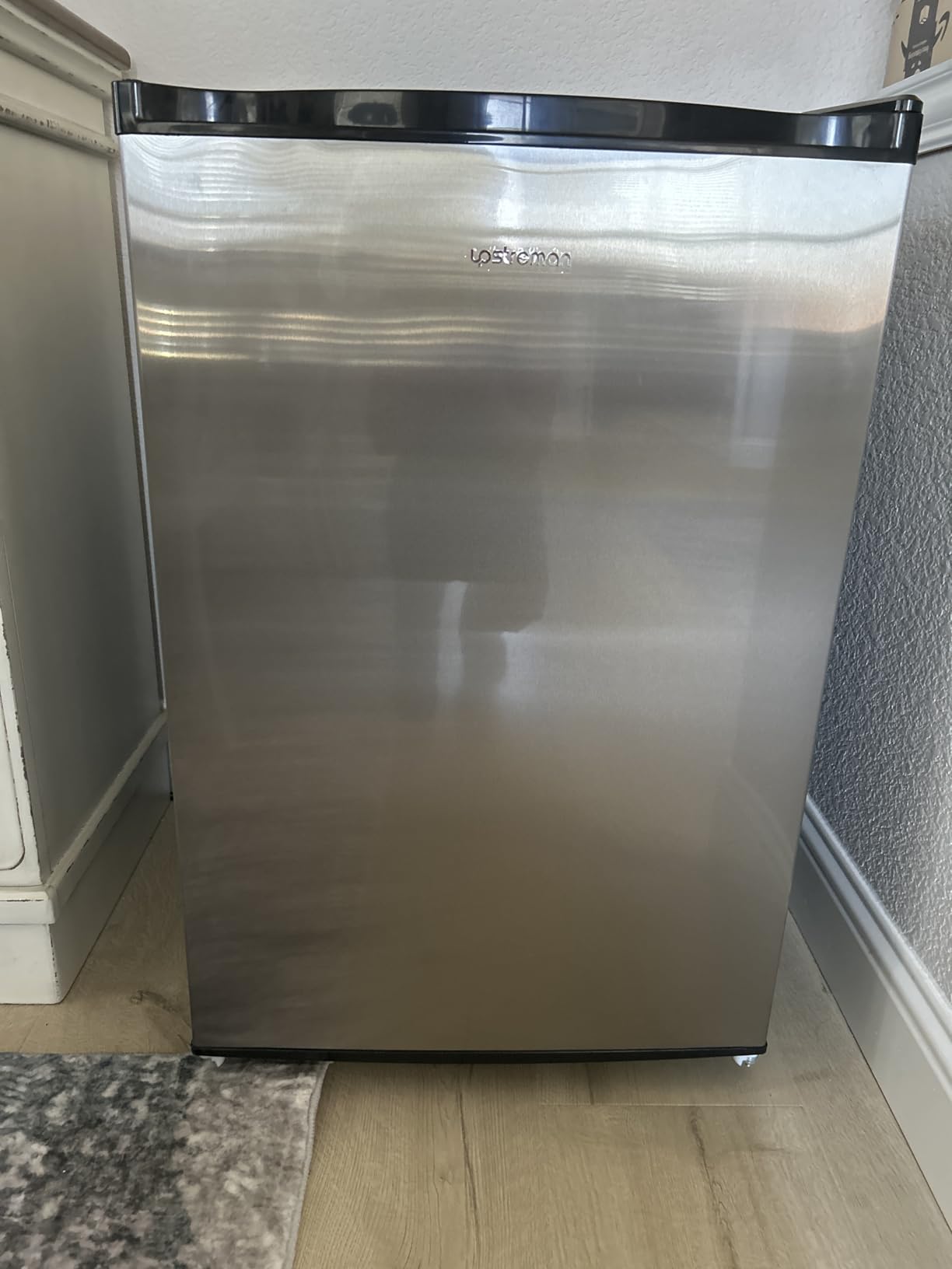 Upstreman 3.0 Cu.ft Upright Freezer, Reversible Door for Home, Dorm (Black) customer photo 2