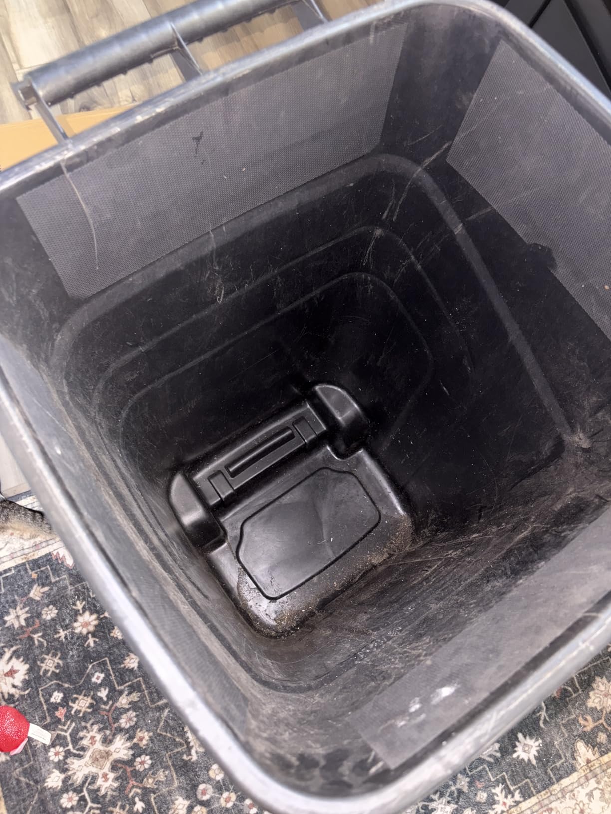 Outdoor Garbage Can with Lid, 32 Gallon Wheeled Large Trash Can, Snap Lid customer photo 2
