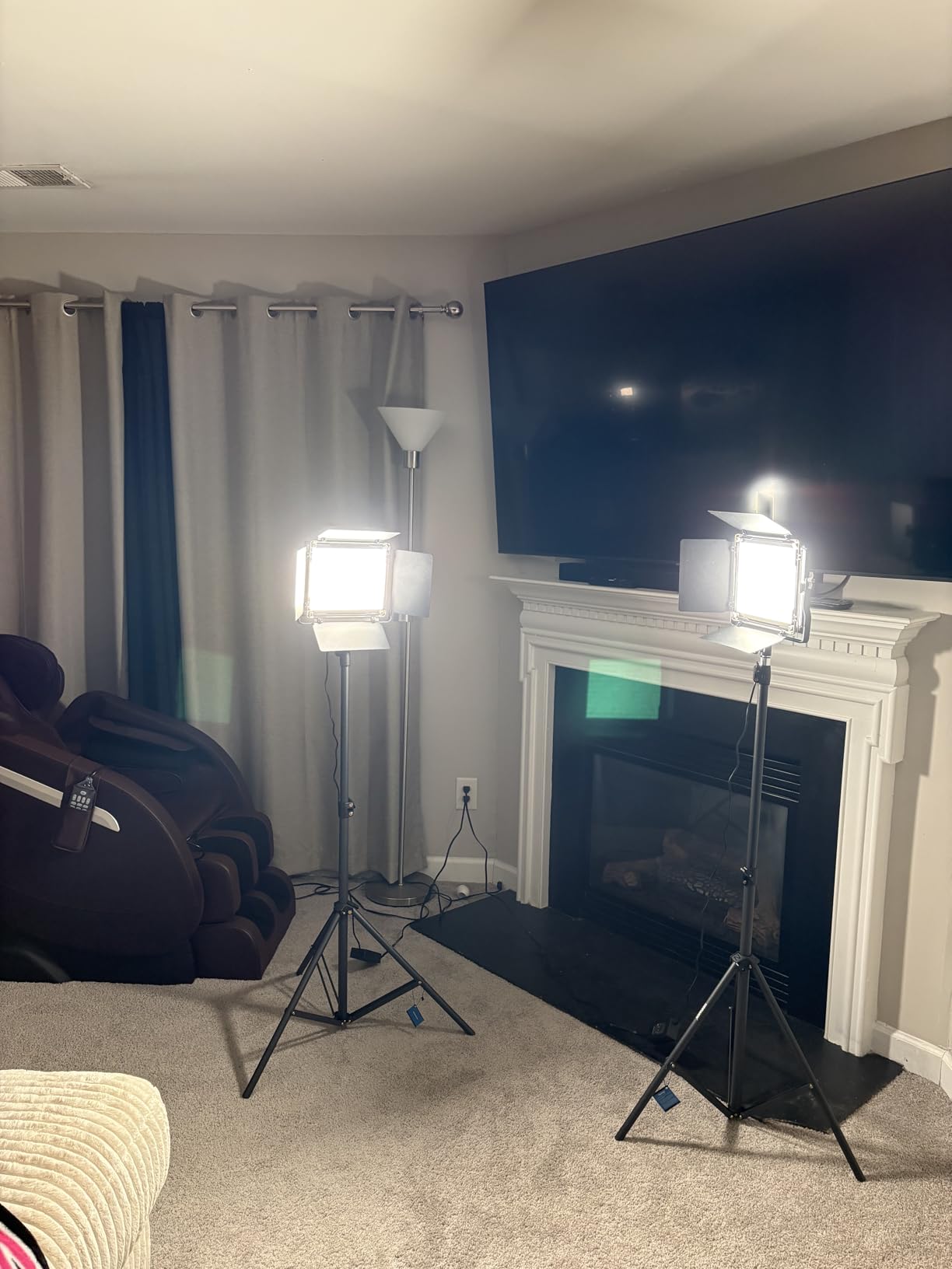 NEEWER 2 Pack Bi Color 660 LED Video Light and Stand Kit, 3200-5600K customer photo 2