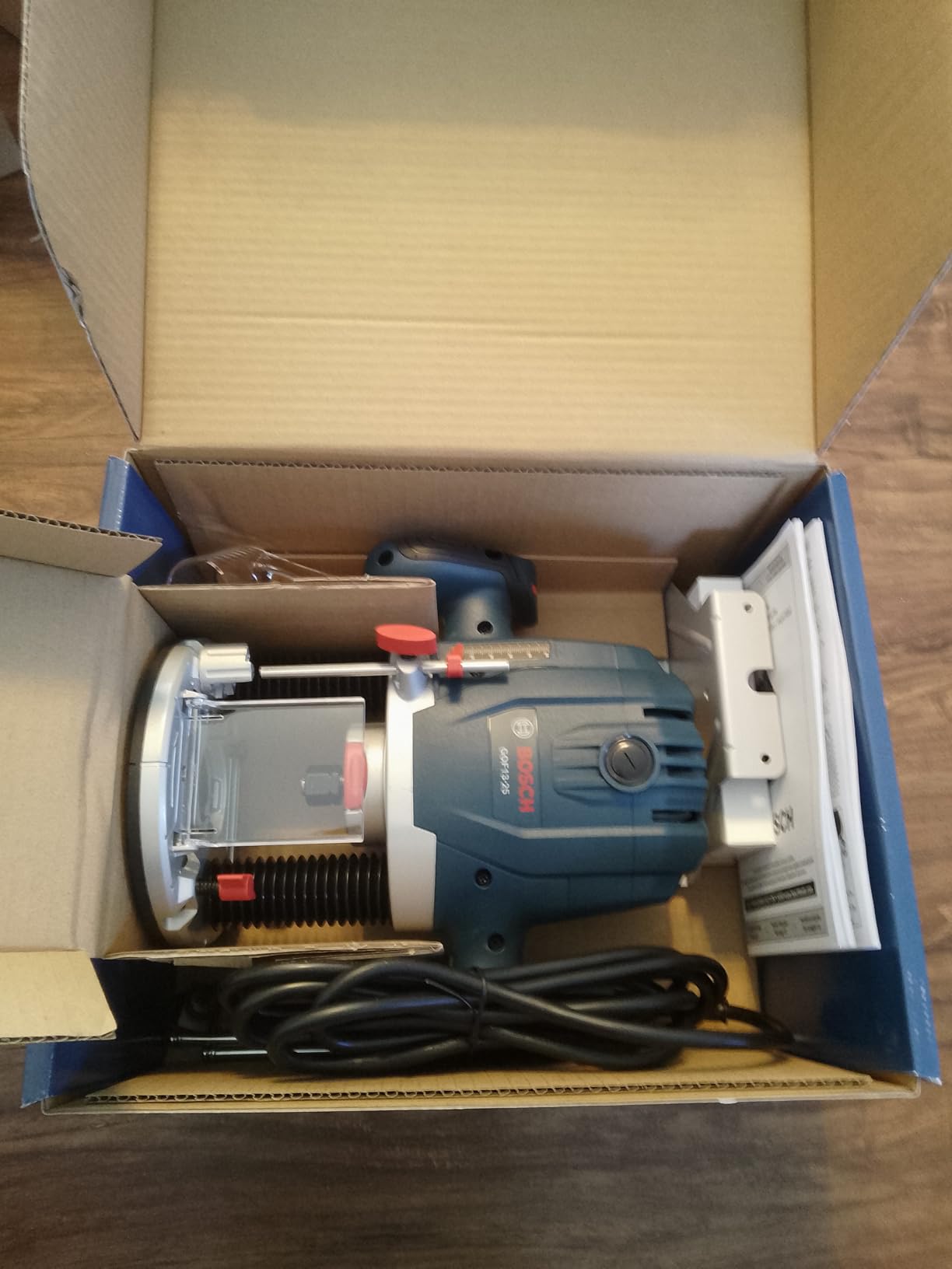 BOSCH GOF13-25 1-3/4 HP Mid-Size Plunge Router - 11,000 to 28,000 RPM, Ergonomic Design, With Detachable Parallel Guide customer photo 2